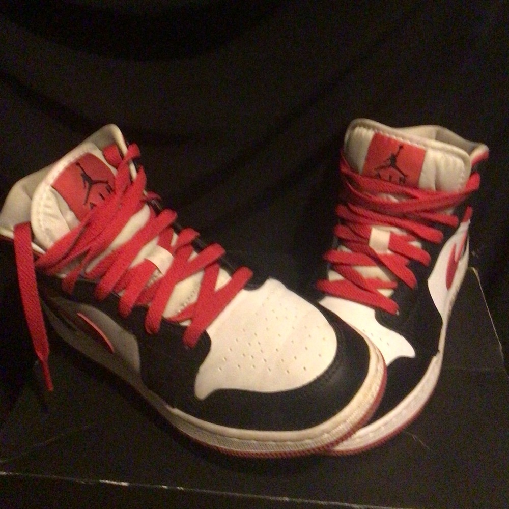 Big kids Jordan 1 Mid Very Berry (GS) - Picture 8 of 9